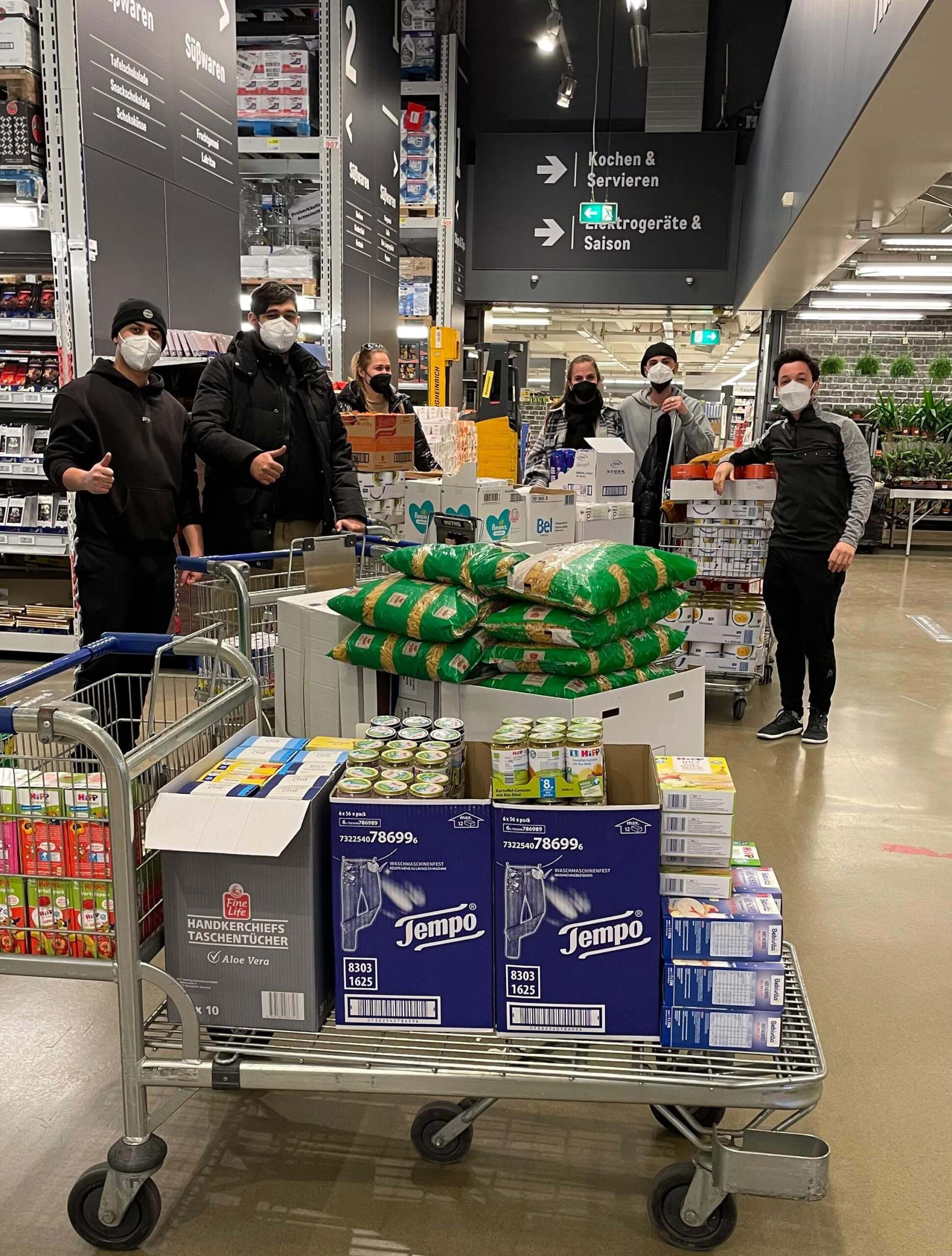 Ehrenamtliche Helfer beim Einkauf und Sortieren von Hilfsgütern für Geflüchtete in Stuttgart – humanitäre Aktion organisiert von S.O.S. Ukraine e.V