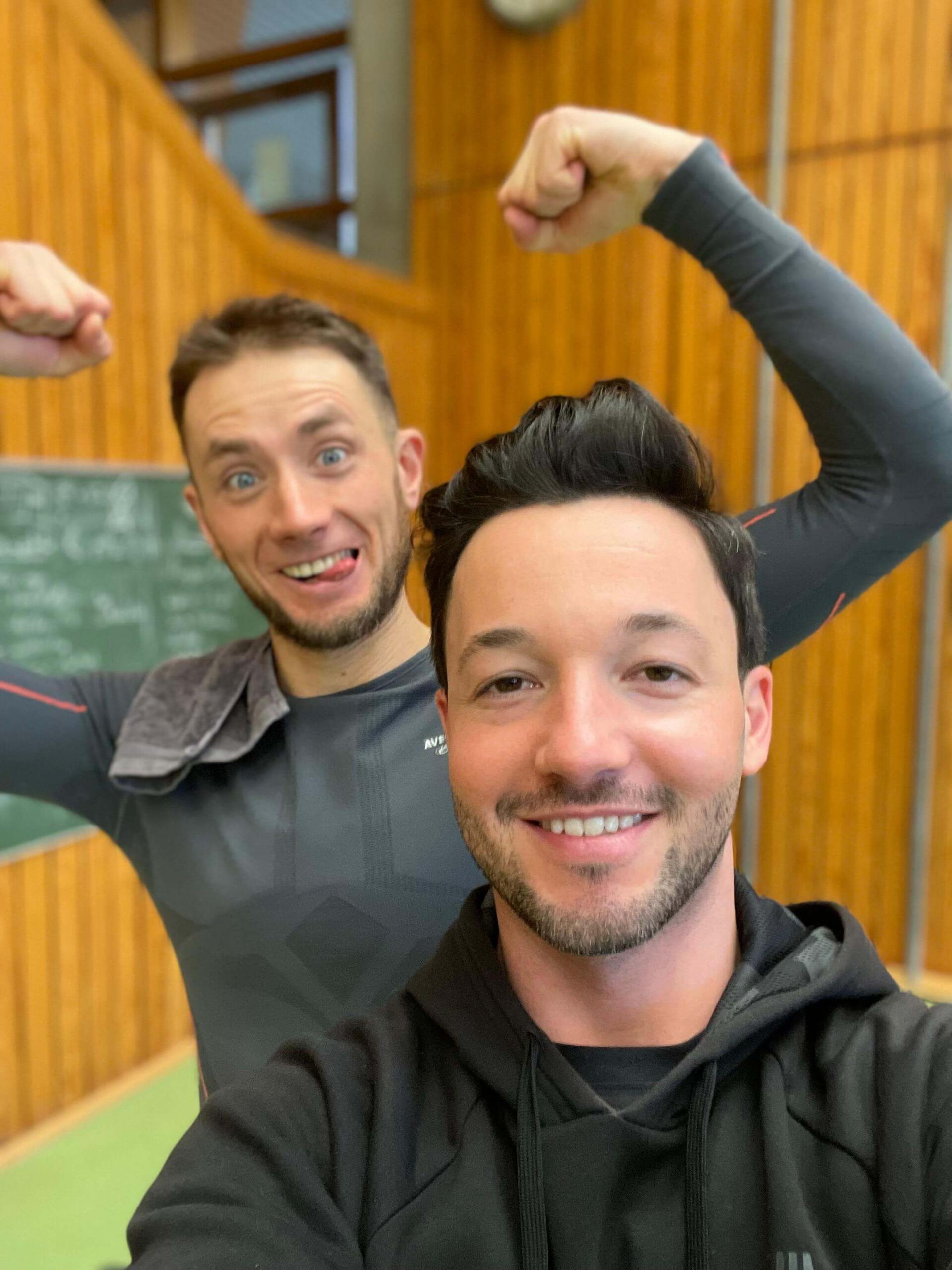Personal Trainer Dimitri Rutansky mit Kollege Vitalii Opryshchenko aus Mariupol, Ukraine – ehrenamtliches Engagement im Rahmen von Sport im Park Stuttgart.
