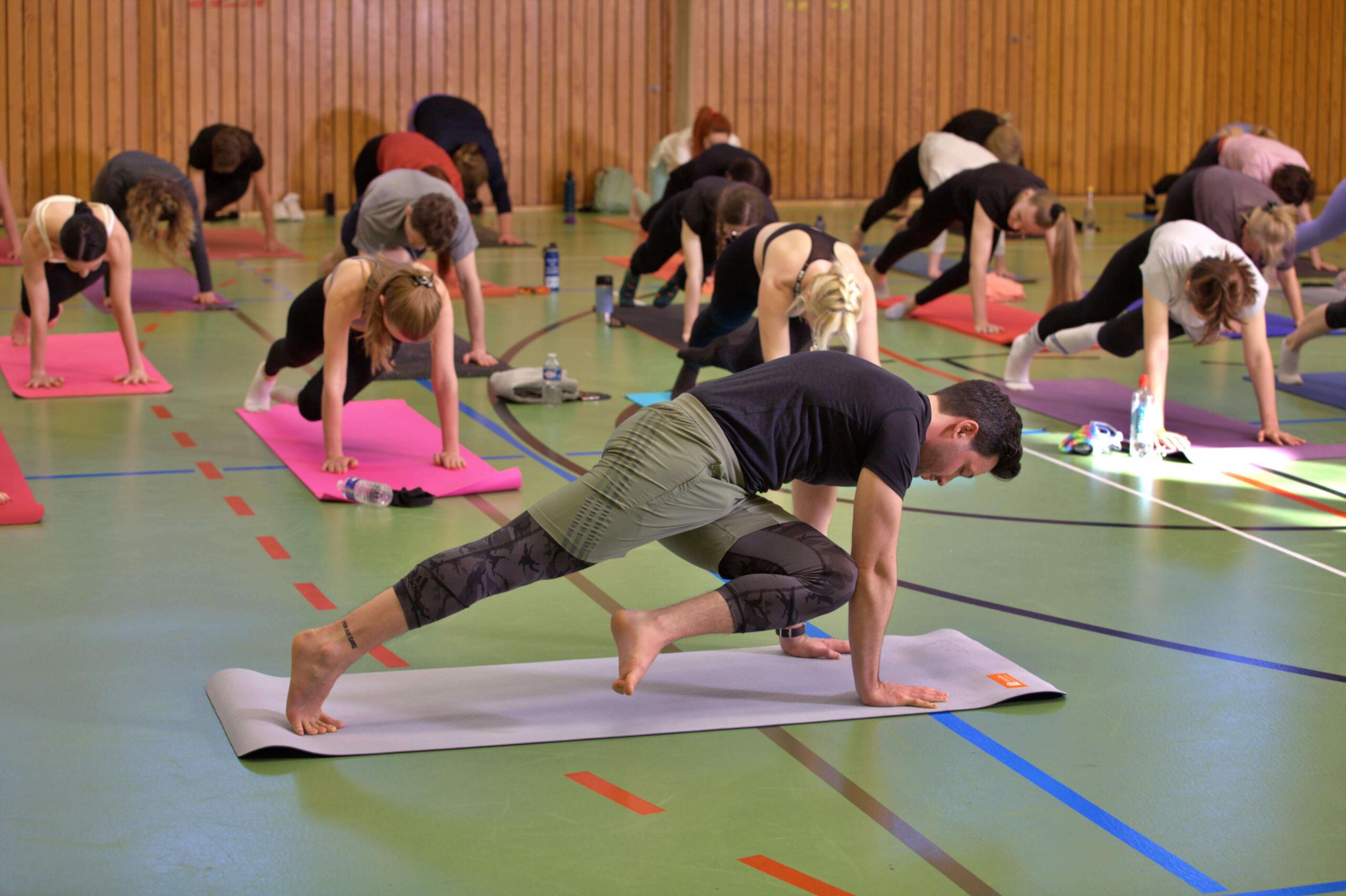 Personal Trainer Stuttgart leitet Fitnesskurs in der Halle – Personal Coach und Ernährungsberater zeigt effektive Functional Training Übung für Gesundheit und Wohlbefinden.